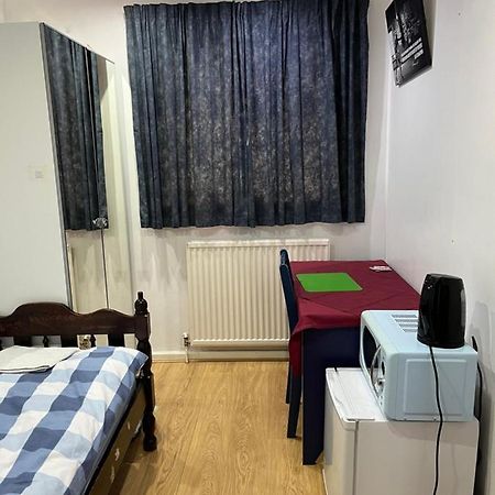 Comfortable Single Bedroom With Free On Site Parking Kingston upon Thames  Buitenkant foto