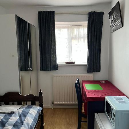 Comfortable Single Bedroom With Free On Site Parking Kingston upon Thames  Buitenkant foto