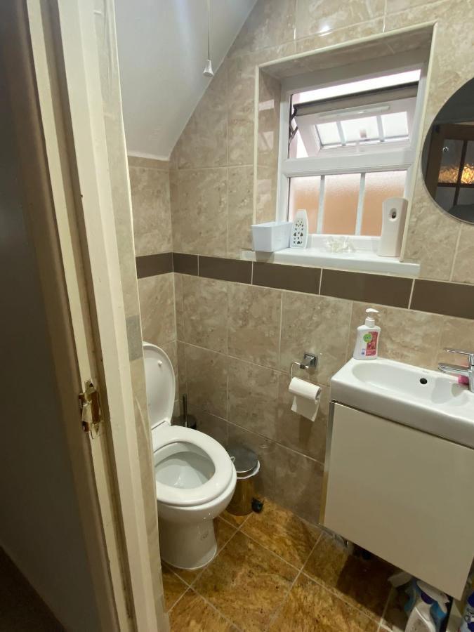 Comfortable Single Bedroom With Free On Site Parking Kingston upon Thames  Buitenkant foto