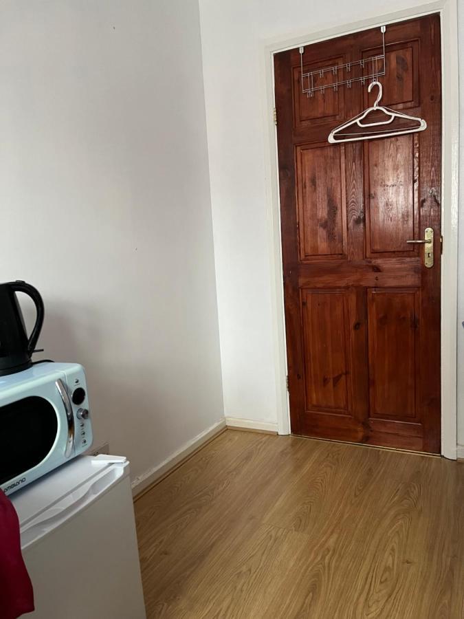 Comfortable Single Bedroom With Free On Site Parking Kingston upon Thames  Buitenkant foto