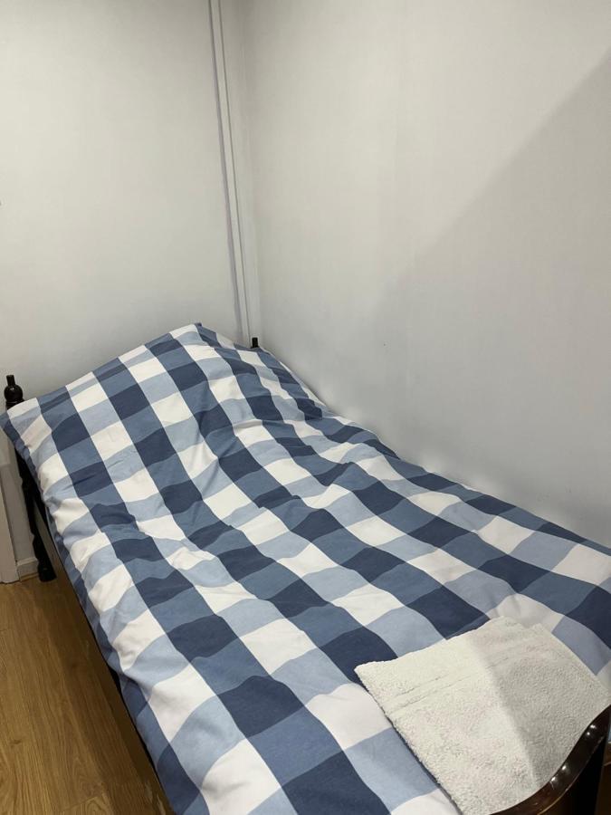 Comfortable Single Bedroom With Free On Site Parking Kingston upon Thames  Buitenkant foto