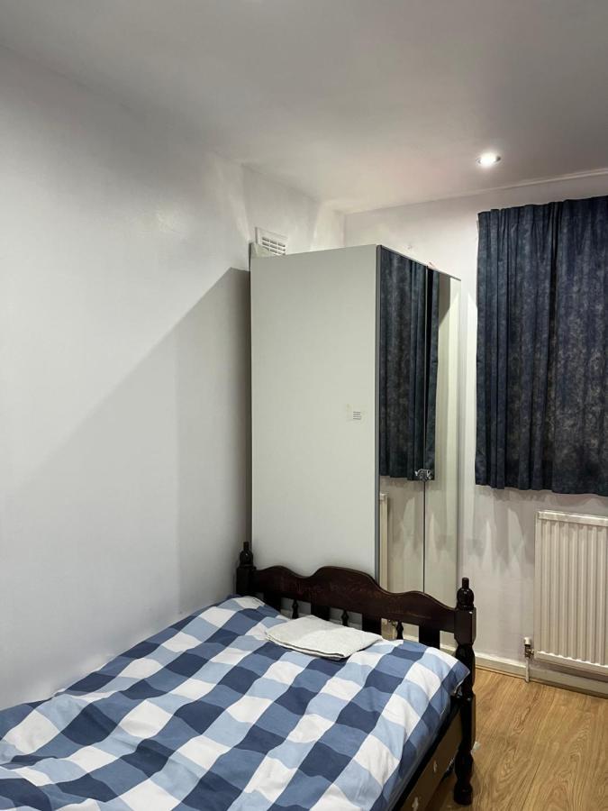 Comfortable Single Bedroom With Free On Site Parking Kingston upon Thames  Buitenkant foto